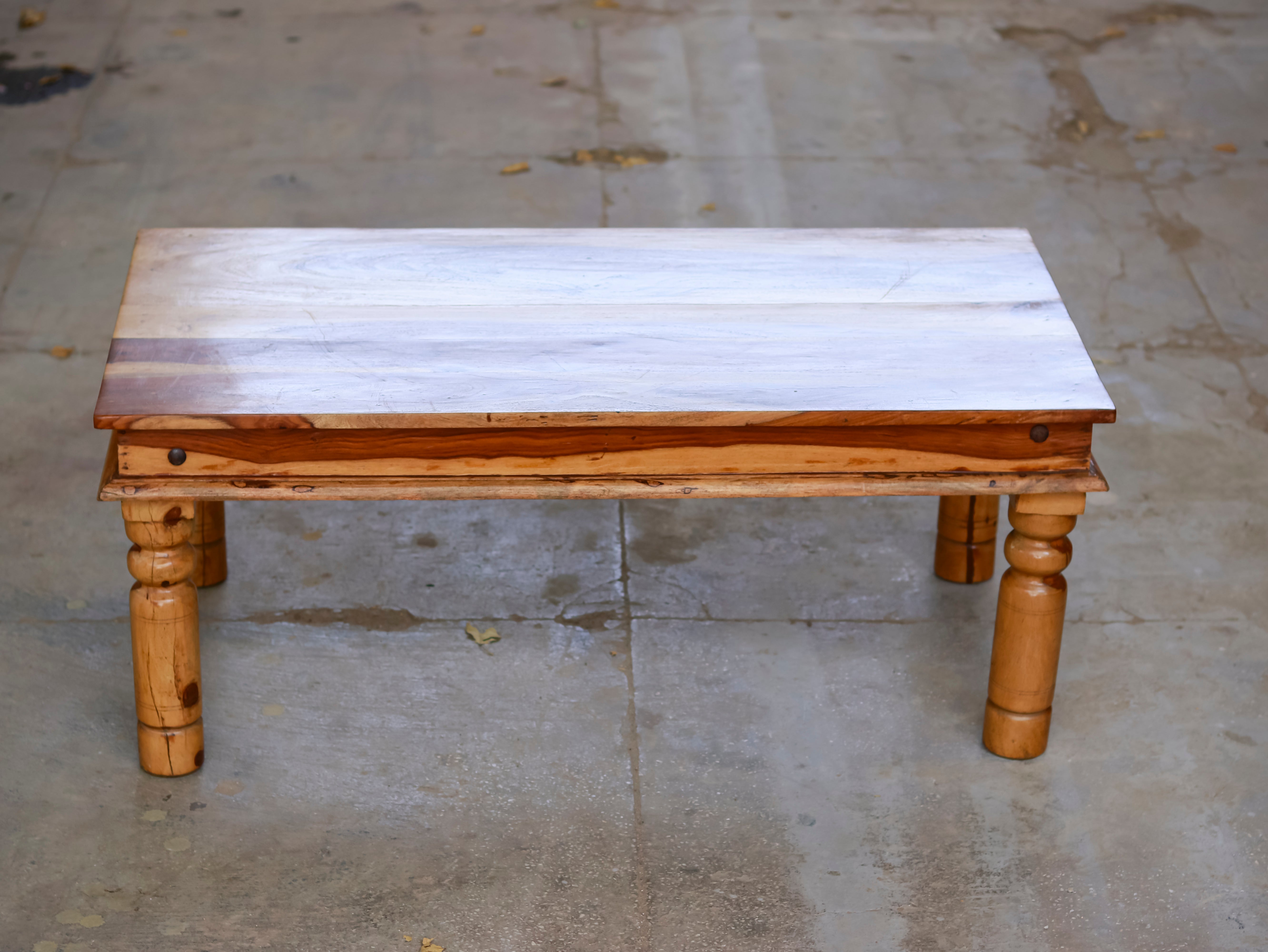 Simple Rounded Leg Table Coffee Table