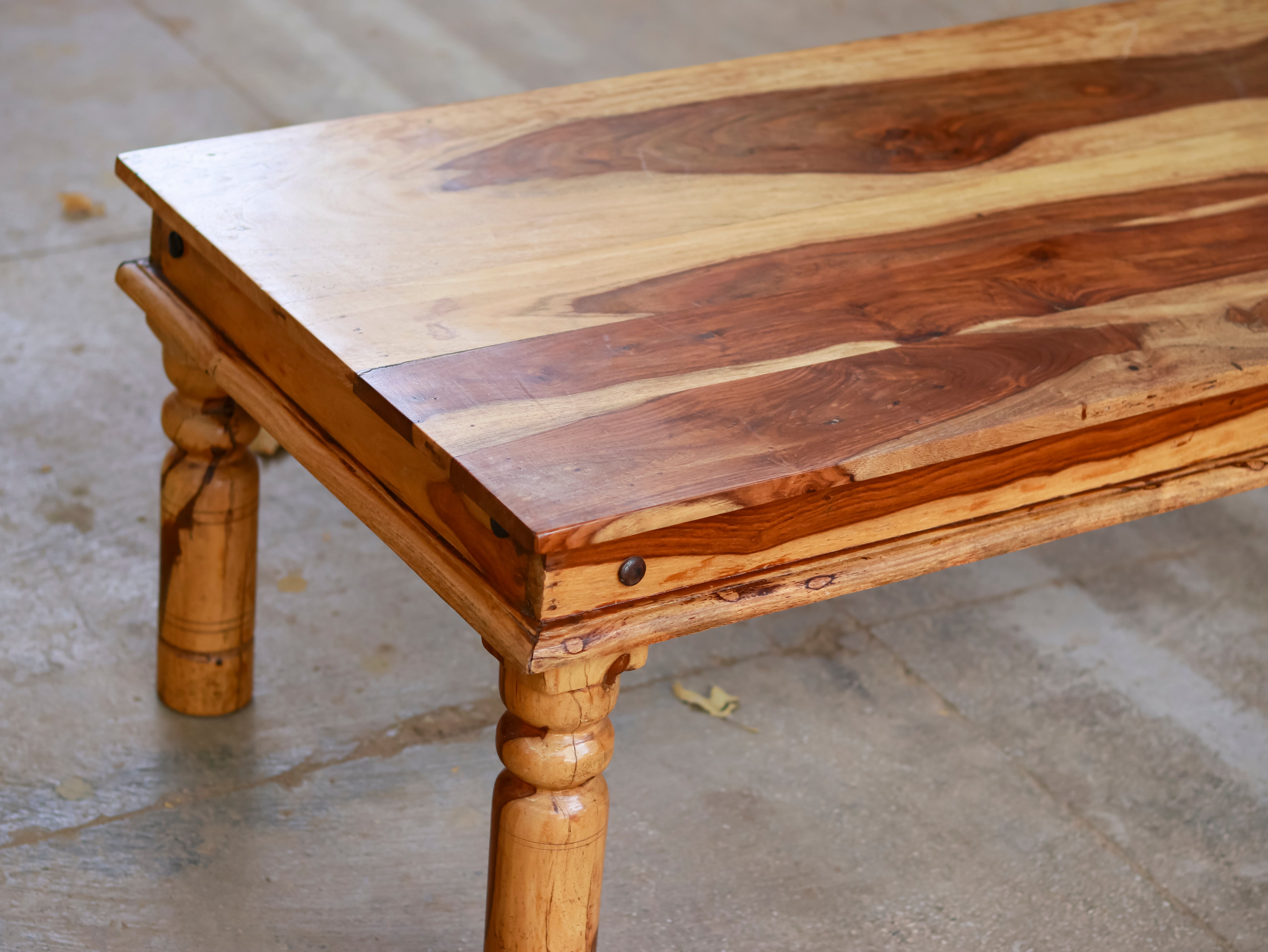 Simple Rounded Leg Table