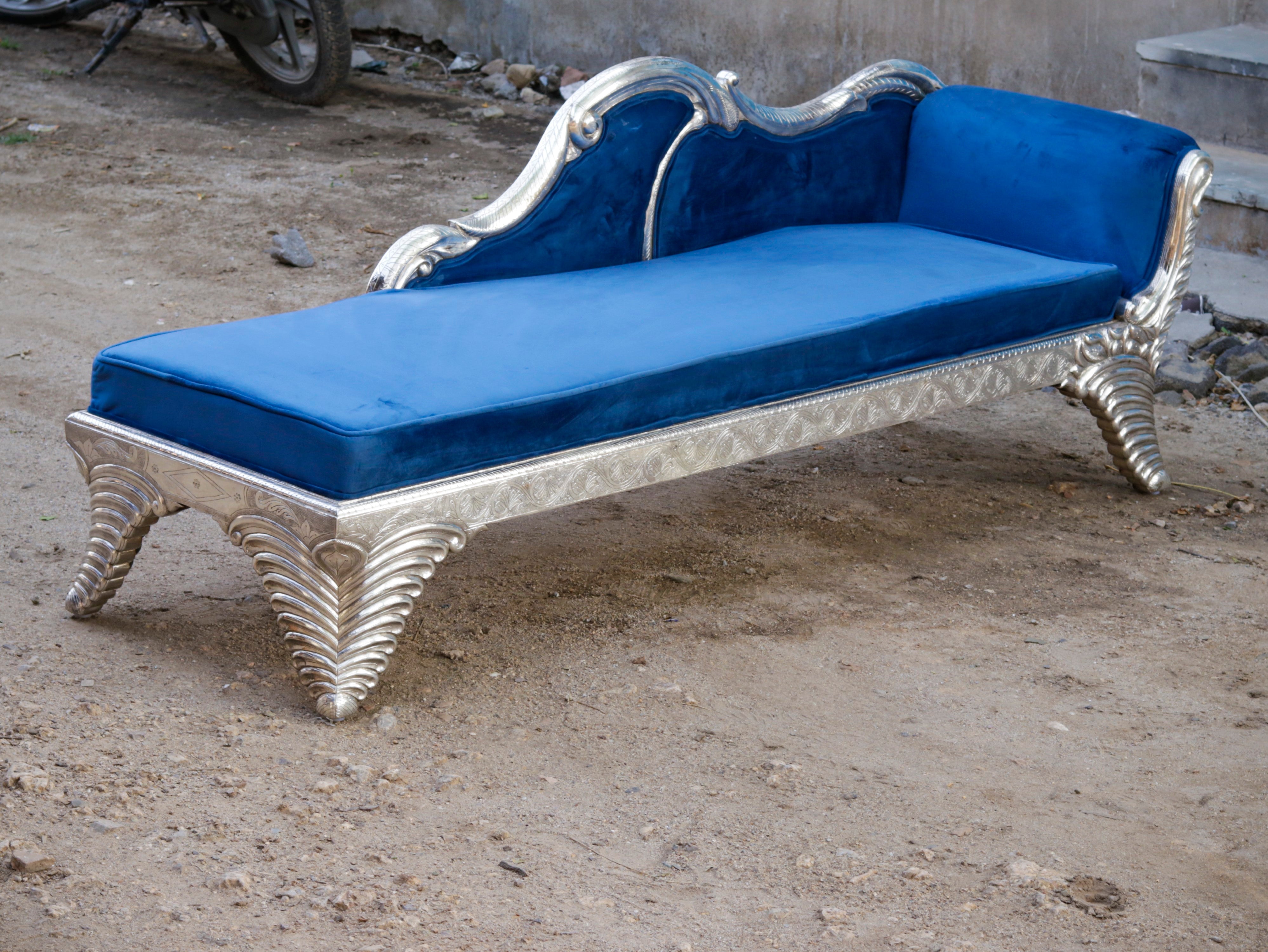 White Metal Fitted Regal royal daybed sofa Silver Finishing Sofa