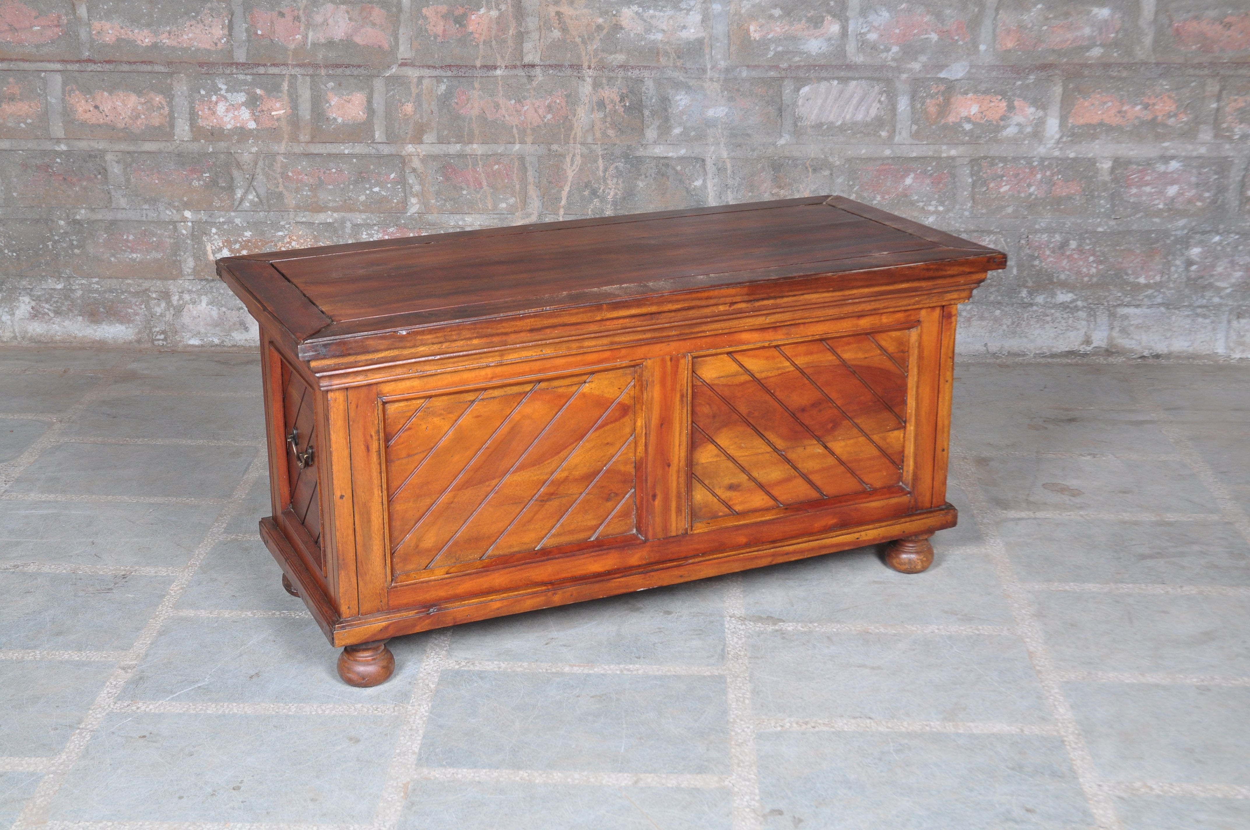 Classic Indian Style Huge Storage Handmade Polished Wooden Shanduka for Home Wooden Box