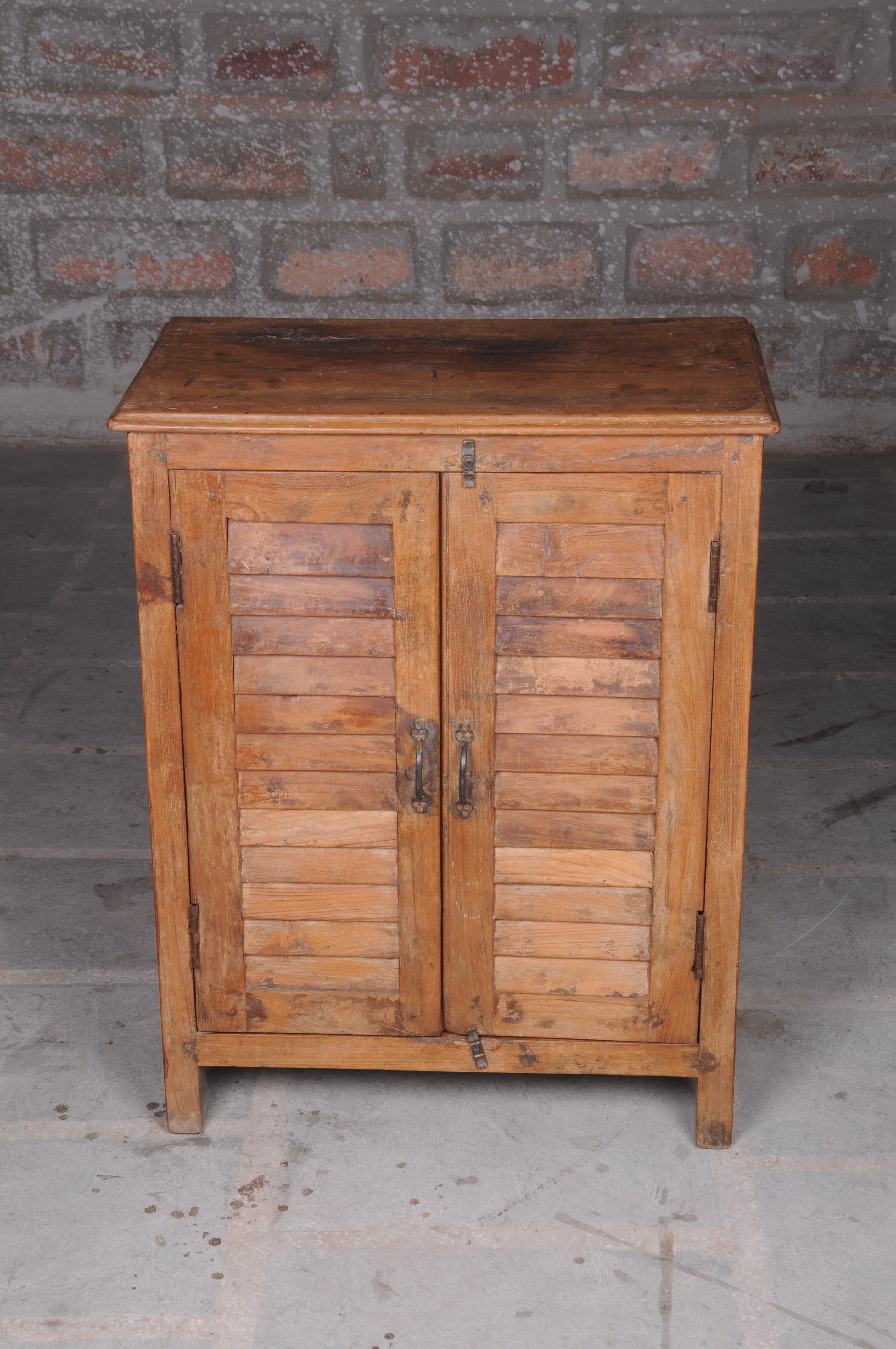 Shanghai Strip Style Double Door Handmade Rustic Wooden Storage Cabinet for Home Cupboard