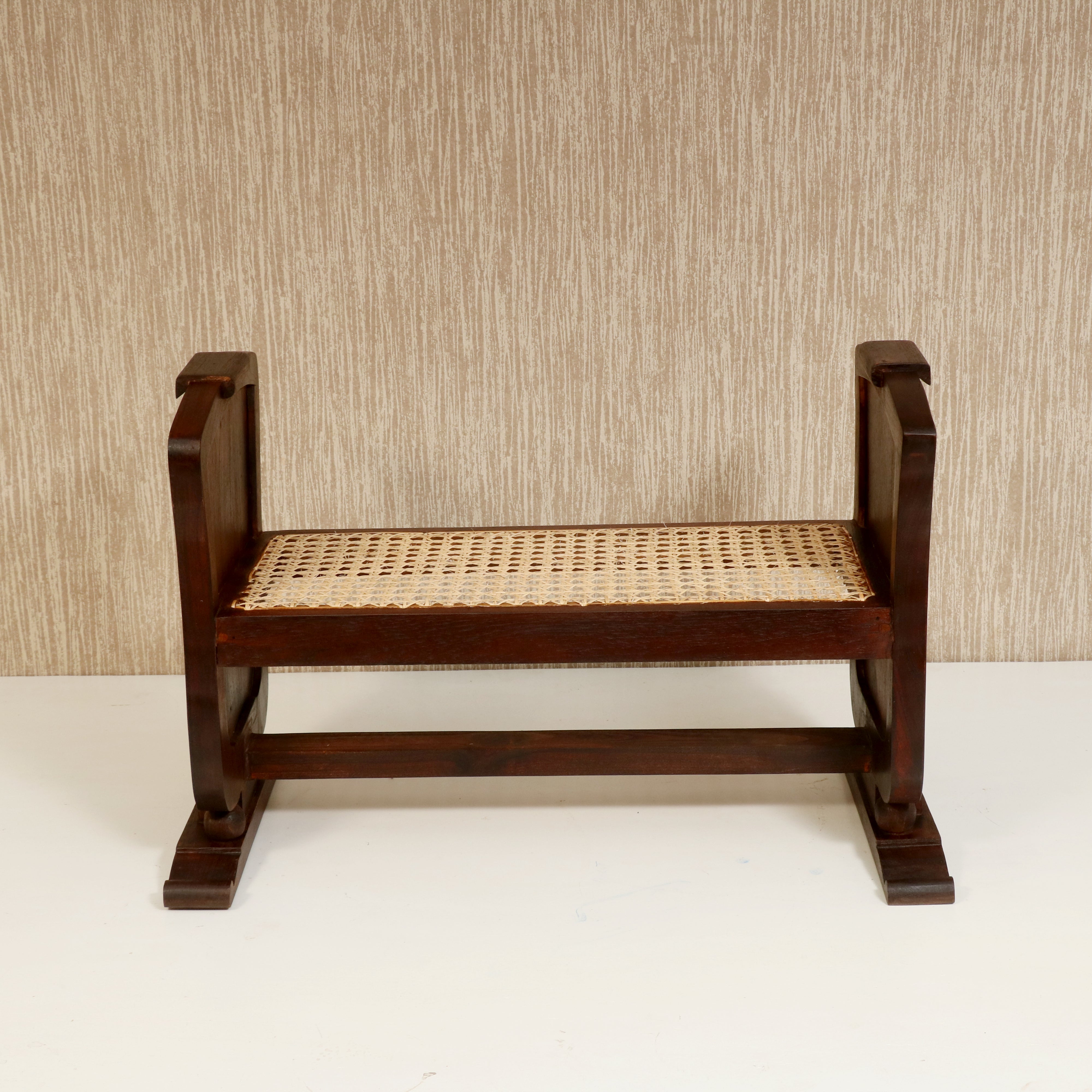 Low discount sitting stool